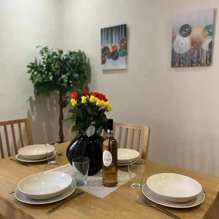 Апартаменти Modern -2bdr 6p - 300m From The *