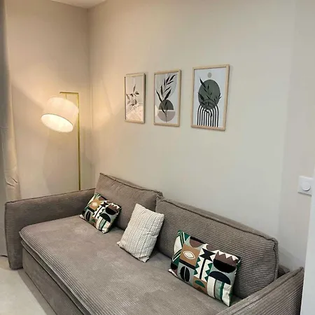 Апартаменти Modern -2bdr 6p - 300m From The *