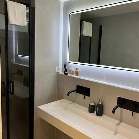 Апартаменти Modern -2bdr 6p - 300m From The